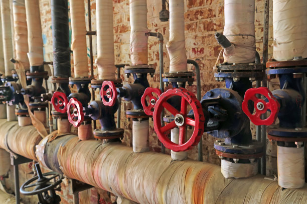 管道阀门在工厂，特写照片图片下载