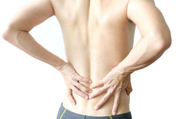 在公园里，男人的手被抓到了腰部，而她的背部很痛。运动的原因。图片下载