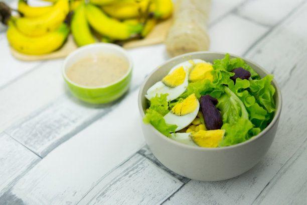 新鲜水果及蔬菜沙拉(生菜、山药及煮鸡蛋)配沙拉酱。健康食品的概念图片下载