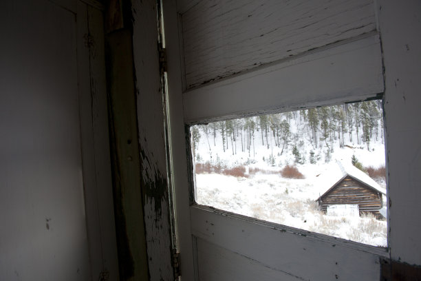 从一间废弃小屋的窗户往外看图片下载