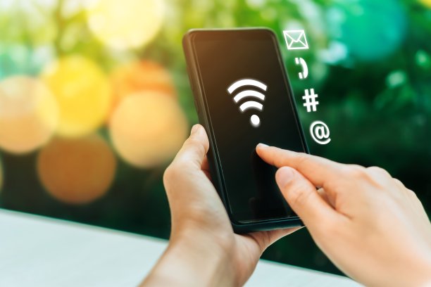 通讯金融科技标志图标和智能手机连接屏幕。金融商业科技自由梦想生活运用互联网自由生活理念。图片下载