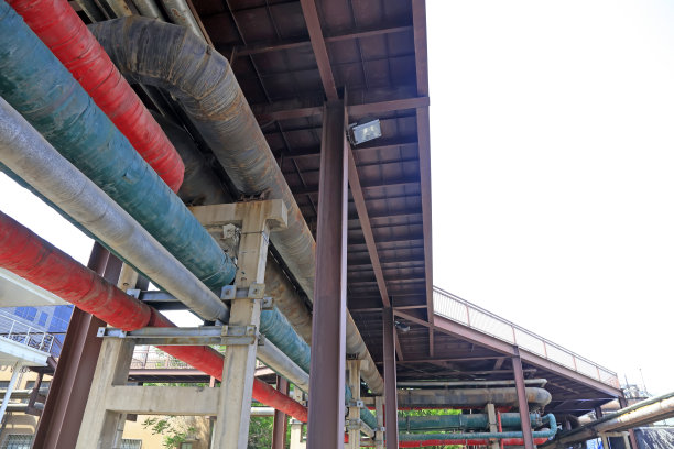 废弃工厂的管道，特写照片图片下载