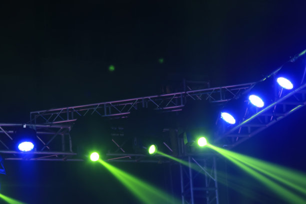 舞台灯光和金属框架，特写照片图片下载