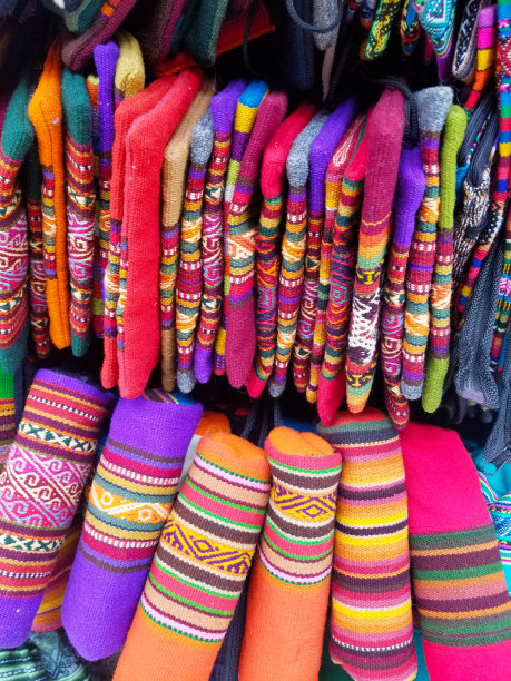 背景彩布来自一个传统的民族市场。图片下载