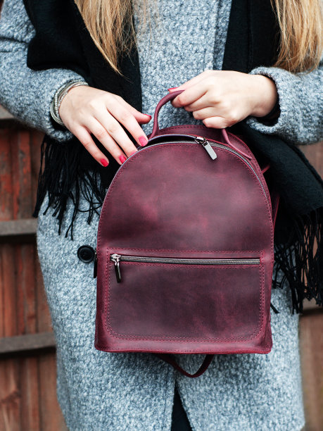 背着皮包的女孩图片下载