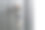 房子钥匙贴在新公寓门m的特写照片图片下载
