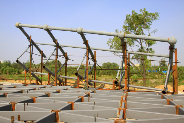 灰色钢结构建筑现场，特写照片图片下载