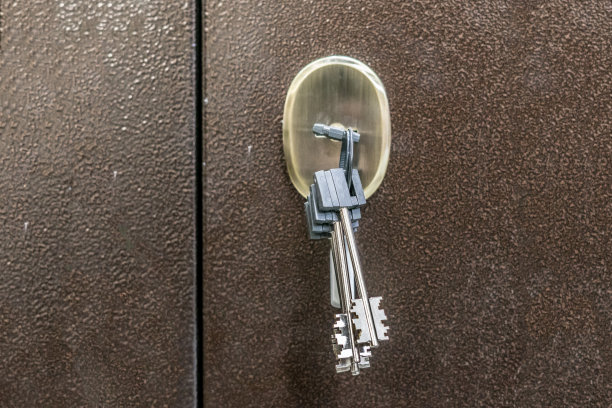 房子钥匙贴在新公寓门m的特写照片图片下载