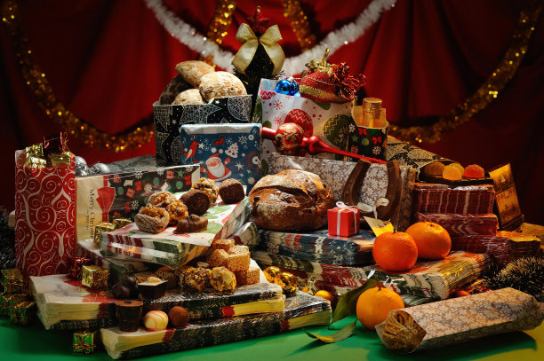 静物:各种新年包装纸袋和各种糖果糖果、巧克力、姜饼、桔子和毛绒玩具。图片下载