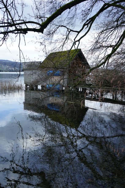 湖上渔夫的小屋图片下载