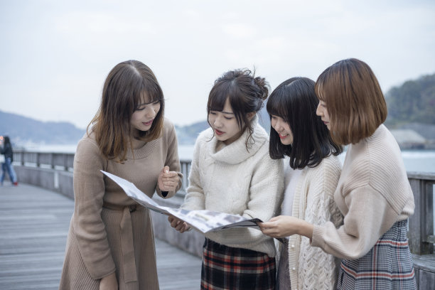 女人看地图图片下载