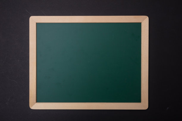 绿色空白空白的黑板与木框架，黑色墙壁背景，复制空间图片下载
