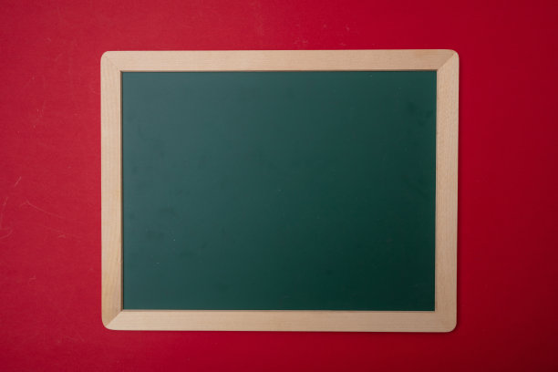 绿色空白的木制框架空黑板，红色墙背景，复制空间图片下载