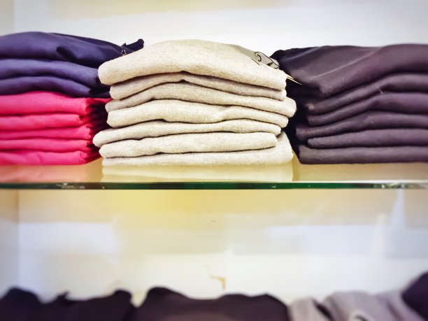 在服装店的玻璃架子上堆放着羊毛衫图片下载