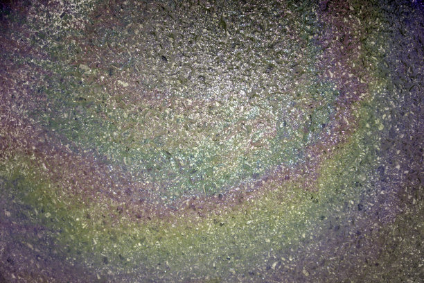 潮湿的老人行横道在夜晚的灯光。图片下载