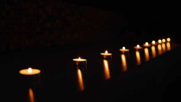 香薰蜡烛在黑暗中留在桌上燃烧图片下载