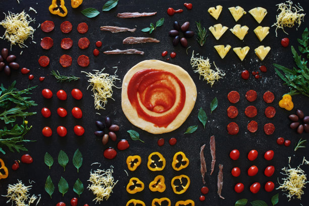 在黑色背景上的比萨配料俯视图。图片下载