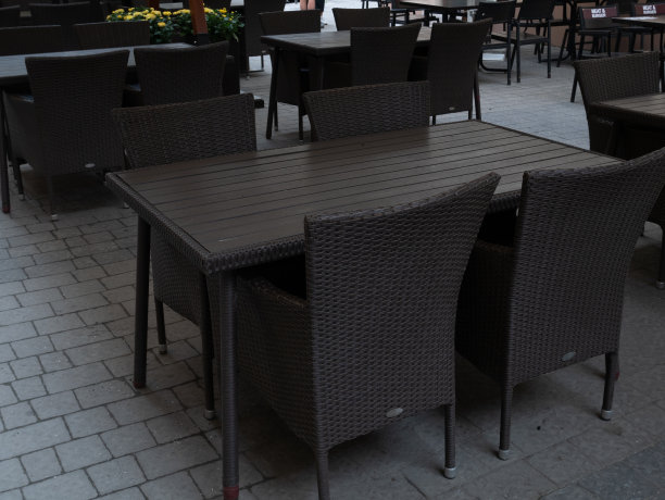 开放餐厅阳台上的空桌子和椅子图片下载