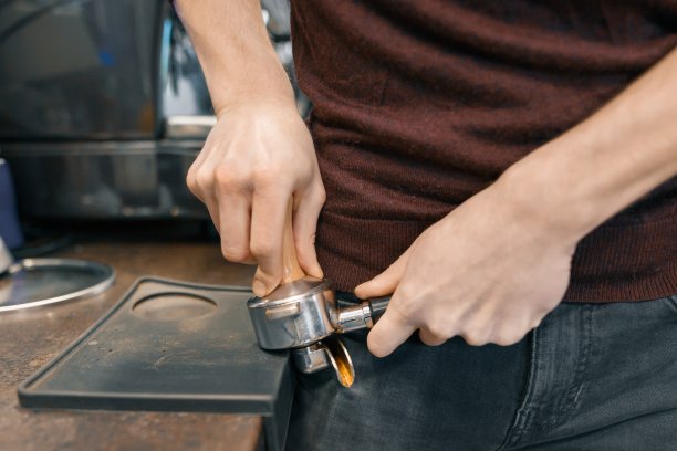 咖啡制作过程的特写，咖啡师使用咖啡机的手图片下载