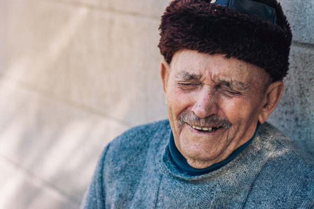年长的成年男性肖像笑着图片下载