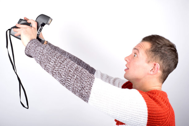 一个年轻人用相机自拍图片下载