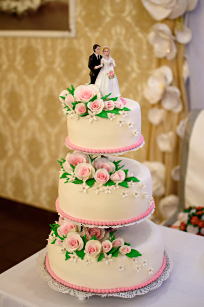 新婚夫妇小雕像的婚礼蛋糕图片下载