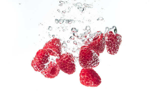 树莓带着气泡溅入清澈的水中图片下载