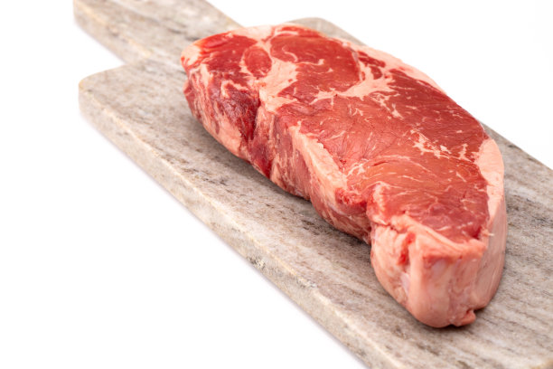 白背景下的生纽约牛排图片下载