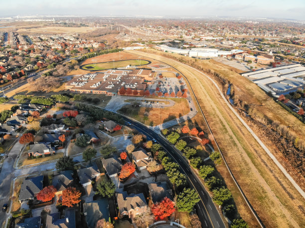 俯瞰达拉斯郊区住宅区附近的新发展混凝土小道图片下载