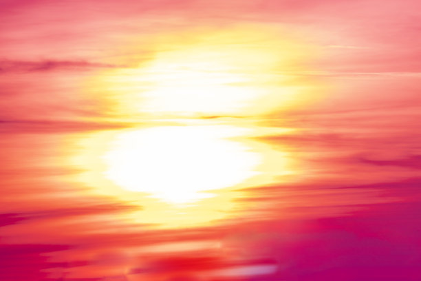 美丽的紫色日落和云彩之上的绿色广阔的森林在夏季b图片下载