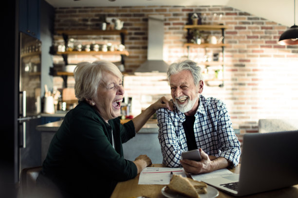 一对老年夫妇在用电话图片下载