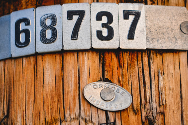 木柱上的数字标志图片下载