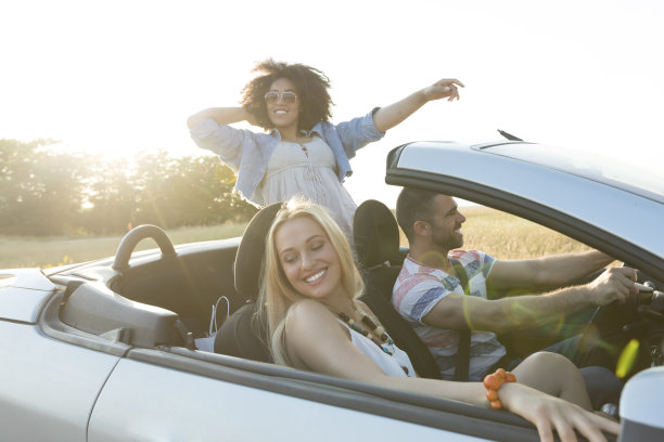 朋友们假日公路旅行图片下载