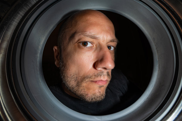 从洗衣机里面看男人的肖像图片下载