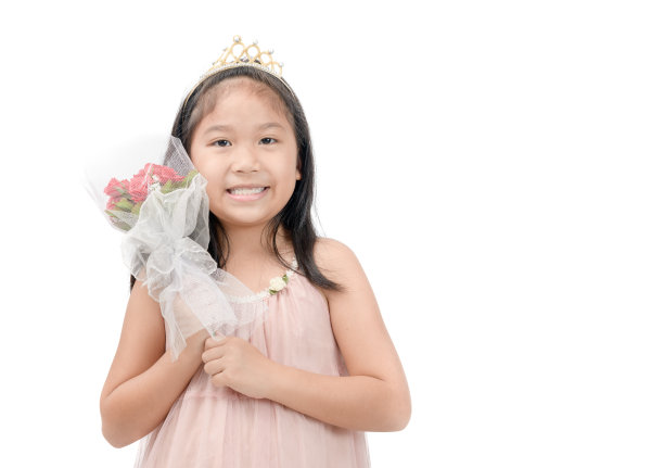 亚洲小女孩捧着孤立的玫瑰花束图片下载