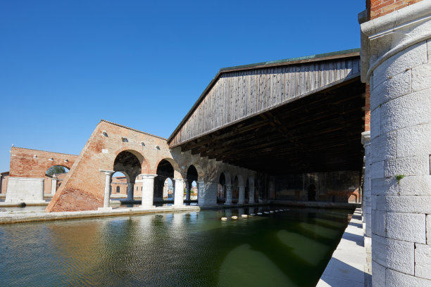 威尼斯兵工厂拥有码头，宽阔的运河和拱廊，意大利威尼斯的蓝天图片下载