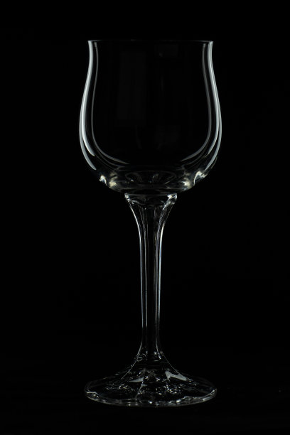 黑色背景上的酒杯图片下载