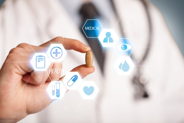 一个白衣医生拿着药片图片下载