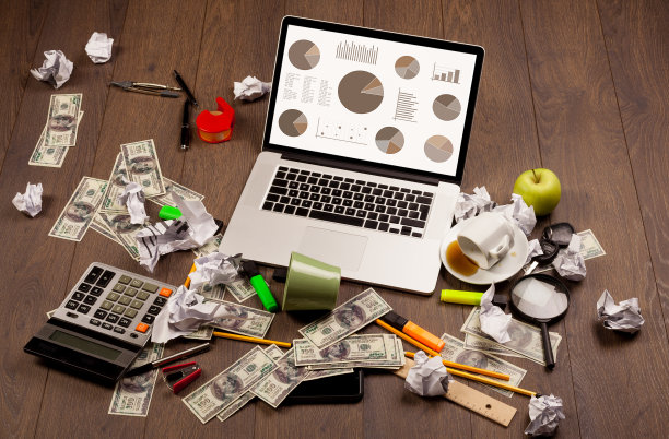 饼状图图标在笔记本电脑屏幕上与办公配件图片下载