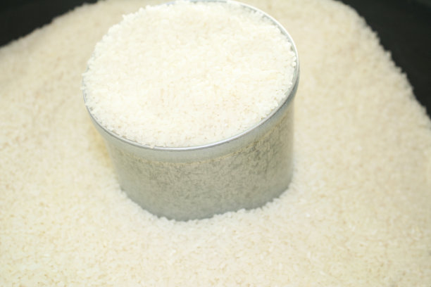 钢罐(用于测量米)和生米图片下载