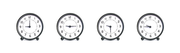 特写组的黑白时钟显示时间在上午9点、9点15分、9点45分隔离在白色背景上图片下载