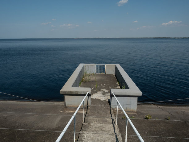 岸边有干净的海景和小视角图片下载
