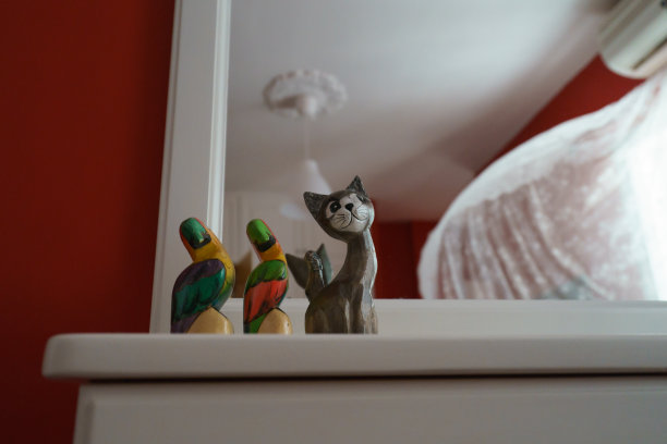 两只鹦鹉和一只猫的木雕图片下载