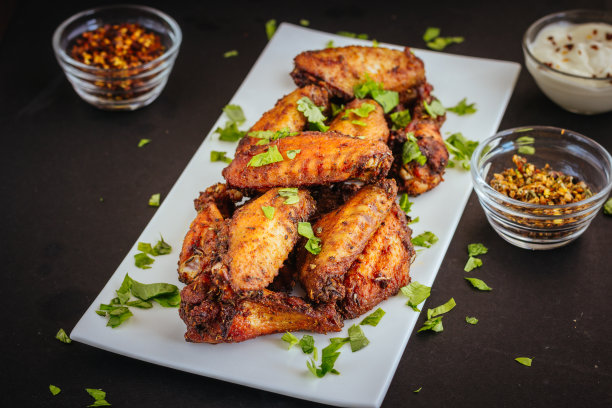 香辣鸡翅配香菜、白汁和辣椒片图片下载