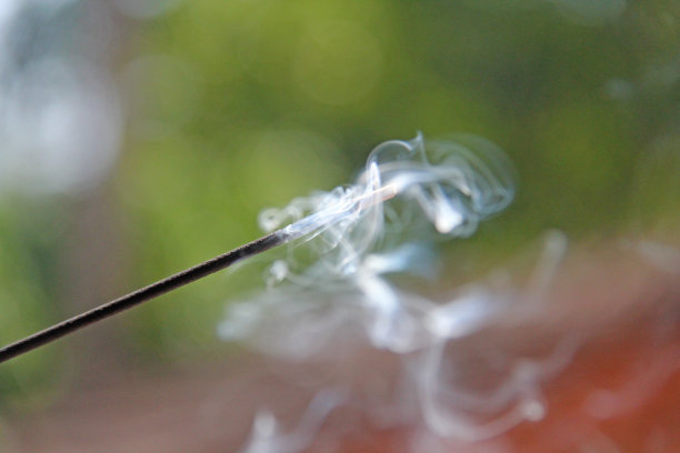 熏香和烟从熏香燃烧。美丽的烟雾。模糊的背景和设计与复制空间图片下载