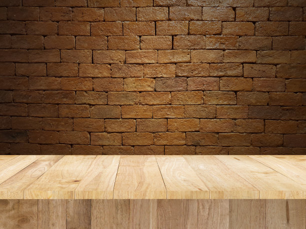 桌子展示产品和砖墙图片下载