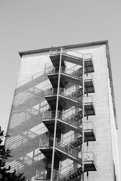 黑色和白色的紧急楼梯在墙上图片下载