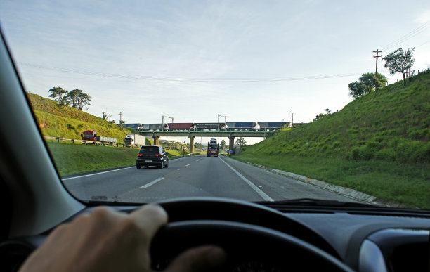 在高速公路上开车的第一人称视角图片下载