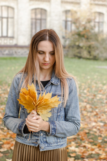 温暖大气的生活方式照片一个悲伤的女人图片下载