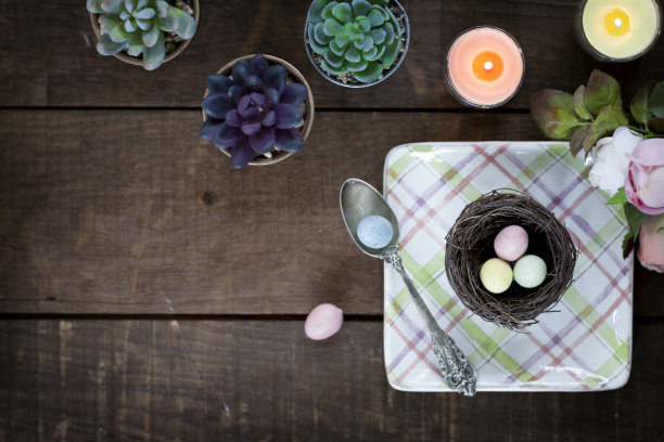 复活节餐厅设置在老木头背景图片下载